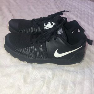 Boys Nike Hustle black/white size 3